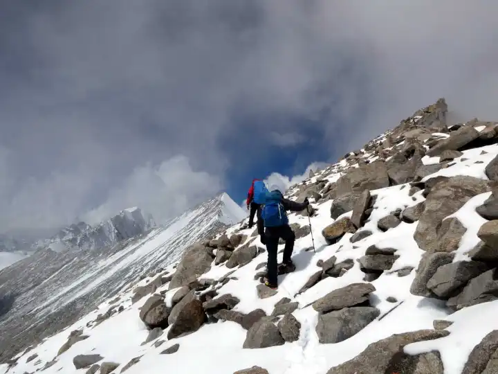 dzo-jongo-summit-approach